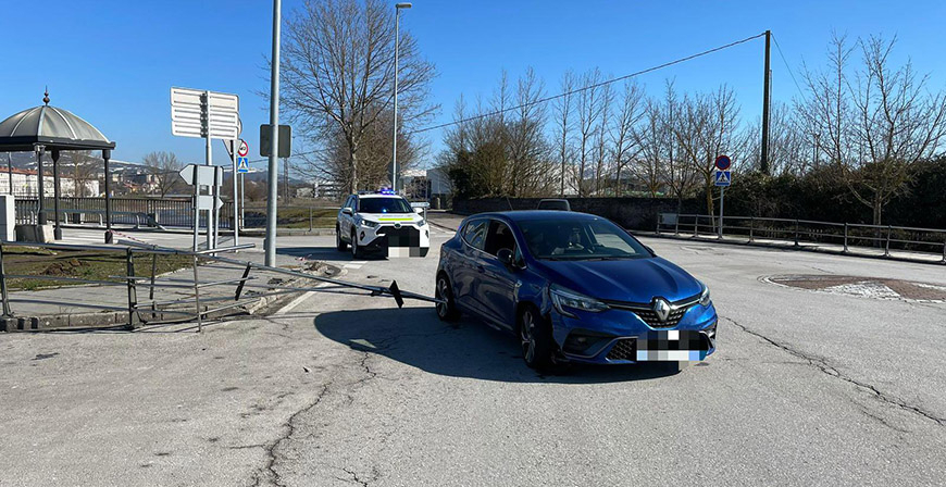 Los bomberos liberan un vehculo inmovilizado junto al puente de la Naval 
