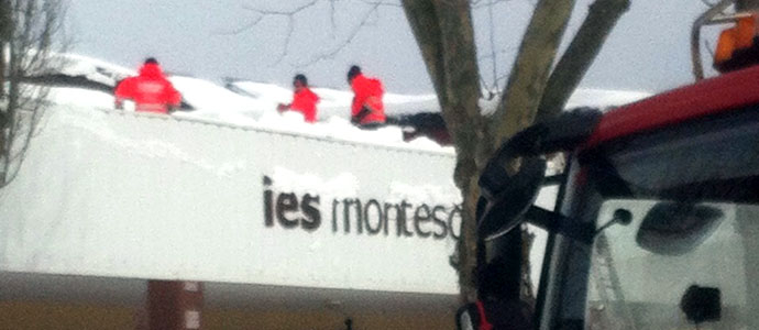 Los bomberos limpian la cpula del IES Montesclaros
