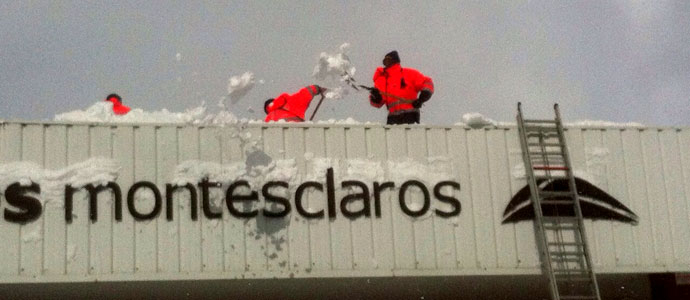 Los bomberos limpian la cpula del IES Montesclaros