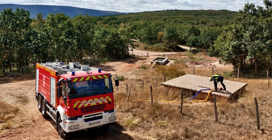 Los bomberos llenan dos depsitos de agua de Valderredible