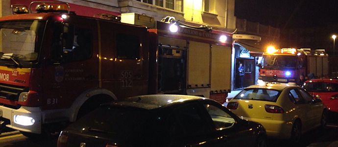 Los bomberos del parque de Reinosa sofocan un incendio en el bar gora