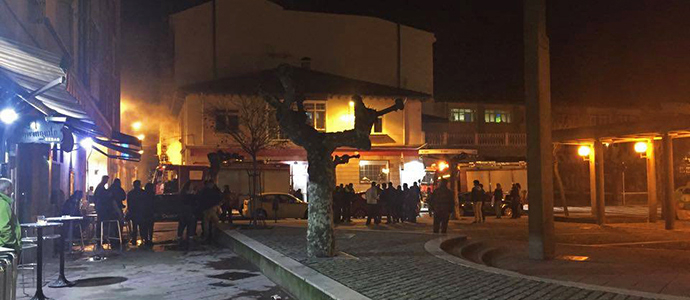 Los bomberos del parque de Reinosa sofocan un incendio en el bar gora
