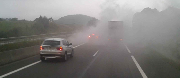 Los bomberos refrigeran el motor de un camin a punto de arder en la salida sur del tnel de Lantueno