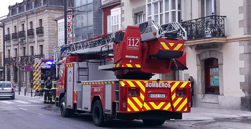 Los bomberos de Reinosa sofocan un incendio en la chimenea de una vivienda en la Avenida Puente Carlos III