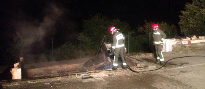 Los bomberos de Reinosa sofocan un incendio en un contenedor del punto limpio
