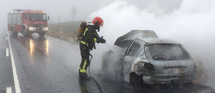 Los bomberos de Reinosa sofocan el incendio de un vehculo en El Escudo
