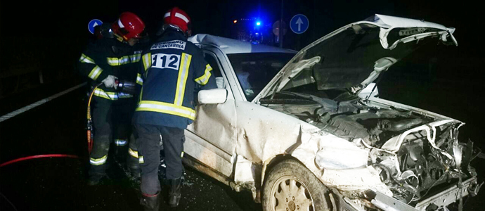 Los bomberos rescatan al copiloto de un vehculo que choc contra un camin en la A8 