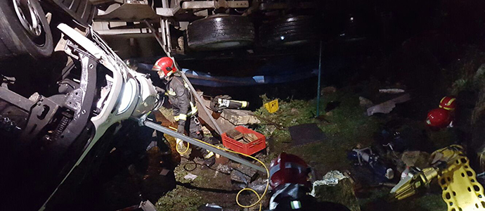 Los bomberos rescatan a un conductor herido tras salirse de la va su camin en El Escudo