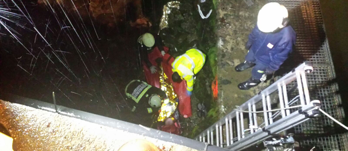 Los bomberos rescatan a dos hombres cuyo vehculo haba cado al Asn en Arredondo