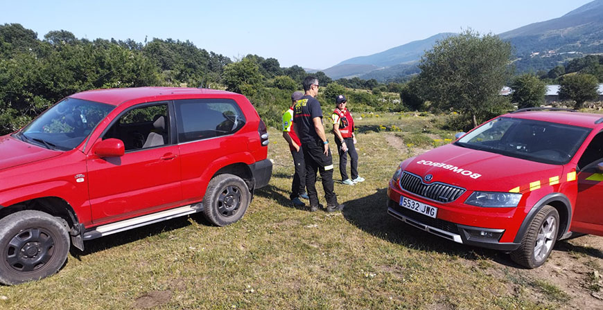Los bomberos rescatan a dos jvenes desorientados que no podan continuar la marcha hacia el Liguardi