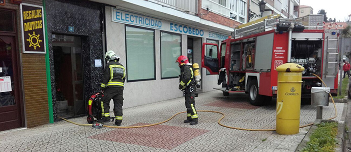Los bomberos rescatan a un hombre tras incendiarse su casa en San Vicente de la Barquera 