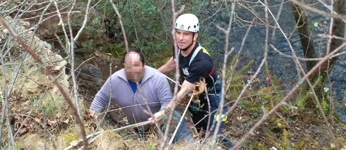 Los bomberos rescatan a un hombre atrapado en un talud de la cuenca del ro Bulln