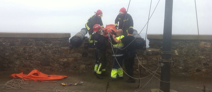 Los bomberos rescatan a una joven que se cay en un talud de rocas en Comillas