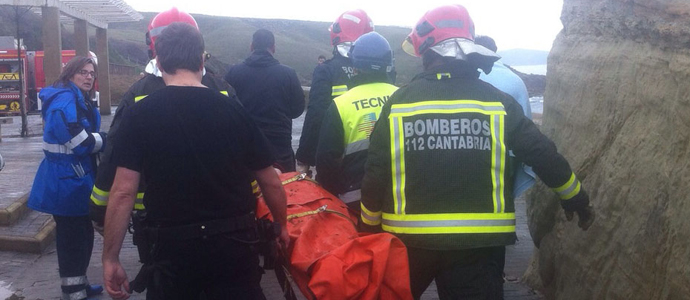 Los bomberos rescatan a una joven que se cay en un talud de rocas en Comillas