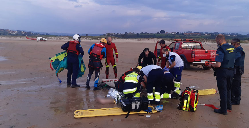 Los bomberos rescatan a un menor a punto de ahogarse en Oyambre