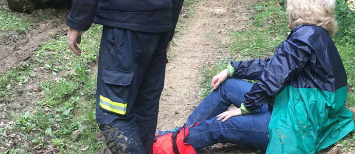 Los bomberos rescatan a una senderista lesionada en Campoo de Yuso 