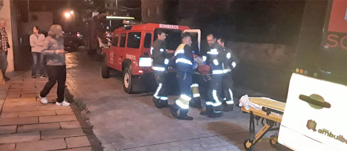 Los bomberos rescatan a una seora que se cay en su vivienda