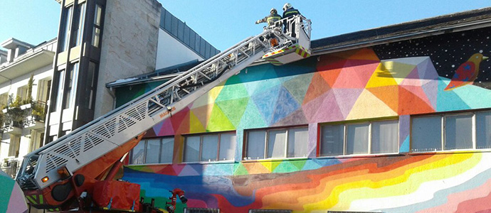 Los bomberos retiran varias tejas de la Casa de Cultura para evitar su cada a la va pblica