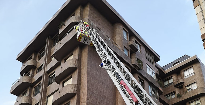 Los bomberos sanearon ayer el alero desprendido de un edificio de Reinosa