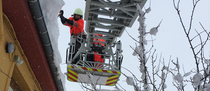 Los bomberos se han empleado a fondo para retirar la nieve de los aleros de Reinosa
