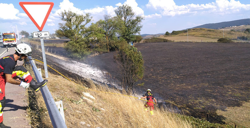 Los bomberos sofocan dos incendios en Matamorosa y Reinosa