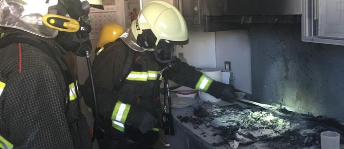 Los bomberos sofocan un fuego en la cocina de una vivienda de la calle Profesor Francisco Hernndez