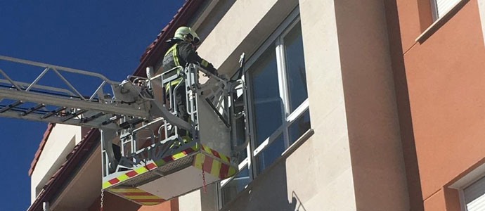 Los bomberos sofocan un fuego en la cocina de una vivienda de la calle Profesor Francisco Hernndez