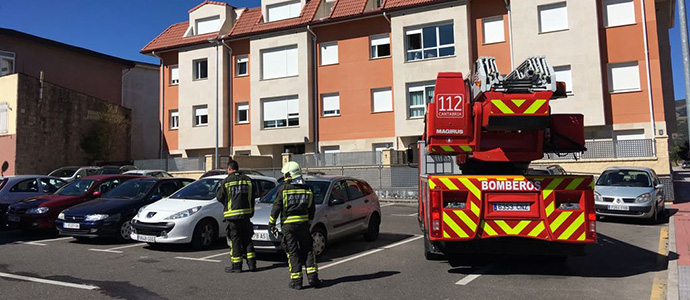 Los bomberos sofocan un fuego en la cocina de una vivienda de la calle Profesor Francisco Hernndez