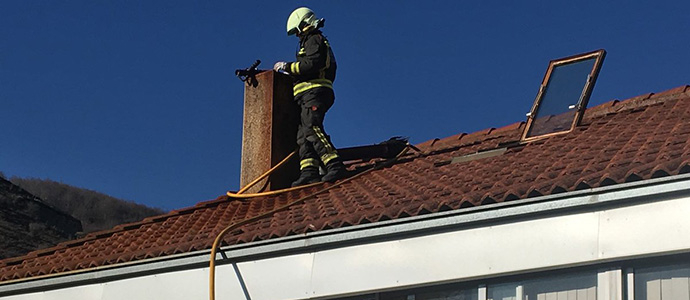 Los bomberos sofocan el incencio que se haba declarado en la chimenea de una vivienda de Lantueno