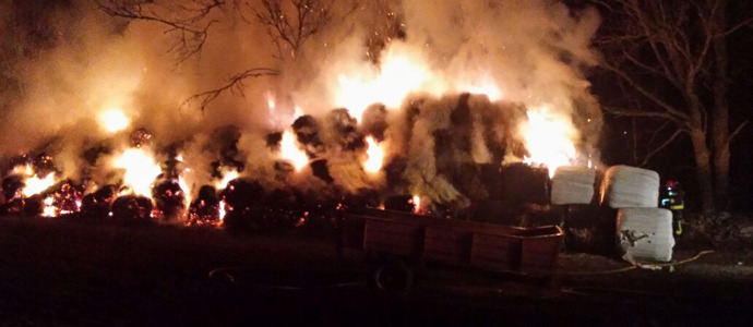 Los bomberos sofocan un incendio de 300.000 kilos de hierba en Suano