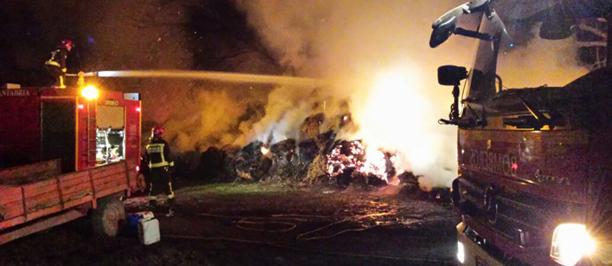 Los bomberos sofocan un incendio de 300.000 kilos de hierba en Suano