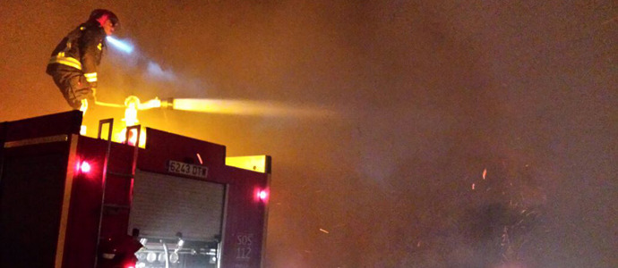 Los bomberos sofocan un incendio de 300.000 kilos de hierba en Suano