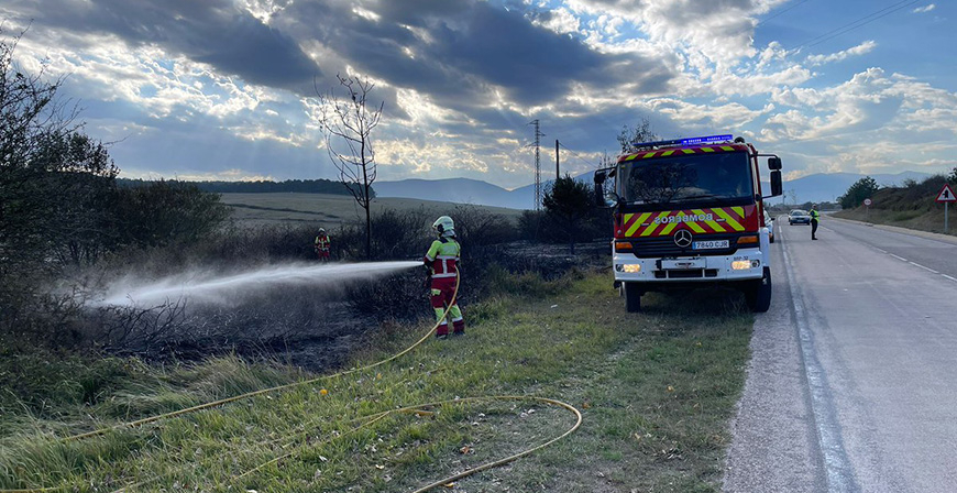 Los bomberos sofocan un incendio en Aldueso de madrugada
