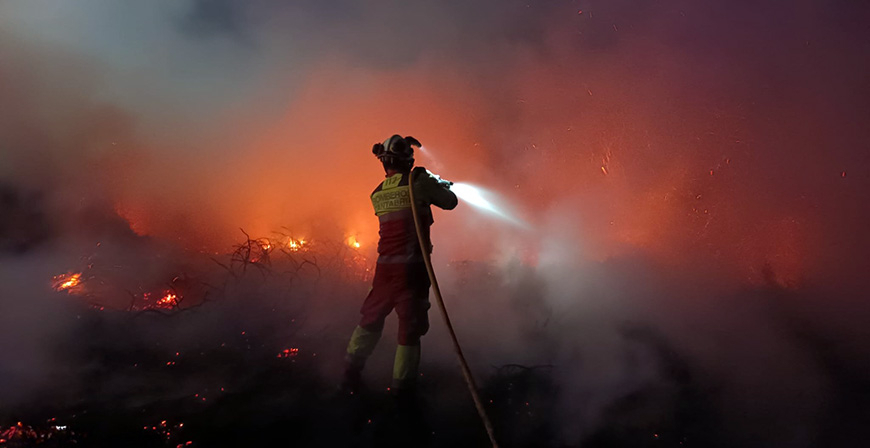 Los bomberos sofocan un incendio en Aldueso de madrugada