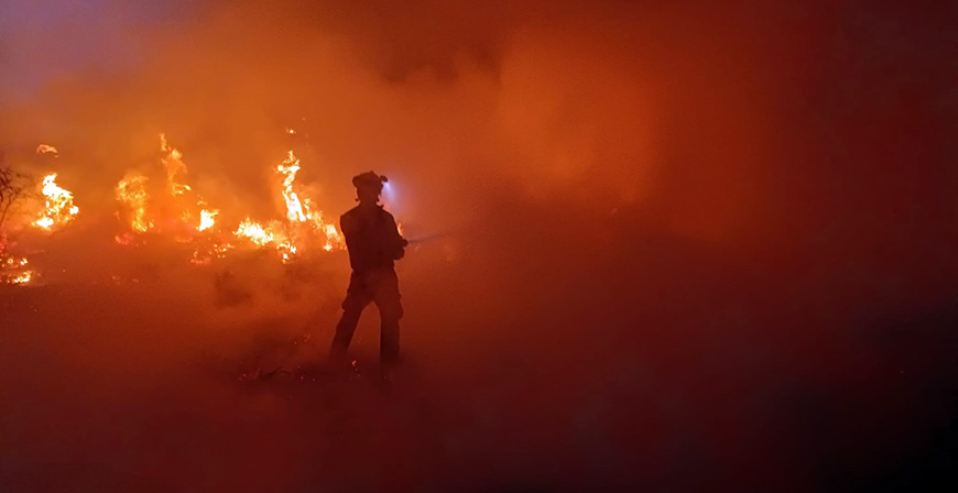 Los bomberos sofocan un incendio en Aldueso de madrugada