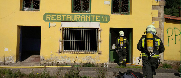 Los bomberos sofocan un incendio en el antiguo restaurante Casa Laureano