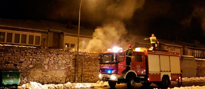 Los bomberos sofocan un incendio en la Avenida de la Naval