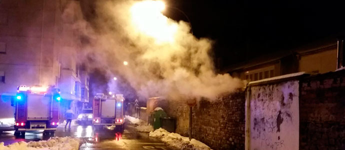 Los bomberos sofocan un incendio en la Avenida de la Naval