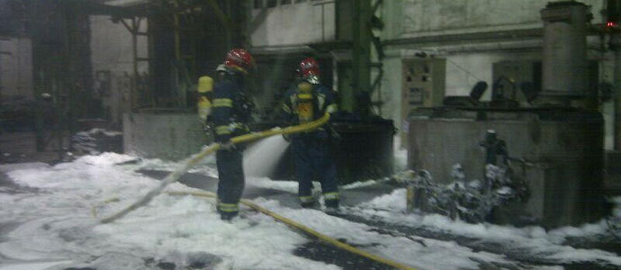 Los bomberos sofocan el incendio de una balsa de aceite en La Farga
