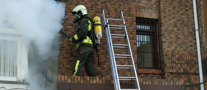 Los bomberos sofocan el incendio de una caja de fusibles en Reinosa