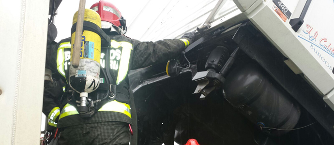 Los bomberos sofocan el incendio de un camin en la A-67, en Arenas de Igua