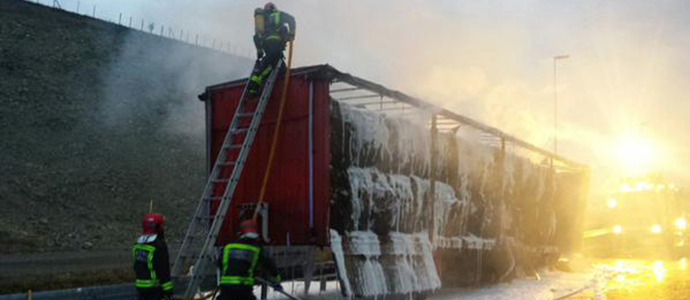 Los bomberos sofocan el incendio de un camin en la A-67, cerca de Pesquera