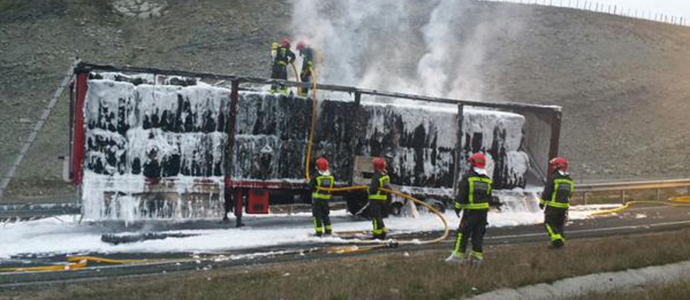 Los bomberos sofocan el incendio de un camin en la A-67, cerca de Pesquera