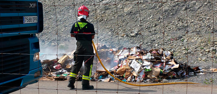 Los bomberos sofocan el incendio de un camin en la A-67, cerca de Pesquera