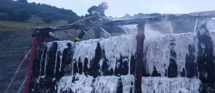 Los bomberos sofocan el incendio de un camin en la A-67, cerca de Pesquera