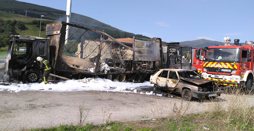 Los bomberos sofocan el incendio de un camin en una estacin de servicio de Arenas de Igua
