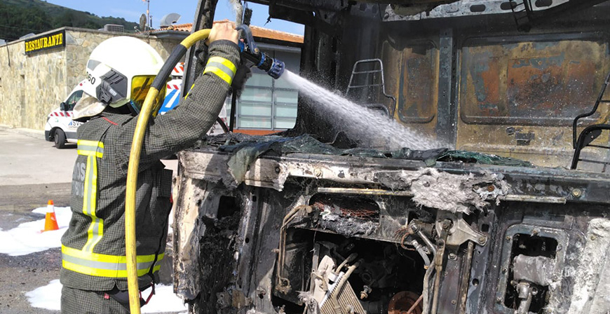 Los bomberos sofocan el incendio de un camin en una estacin de servicio de Arenas de Igua
