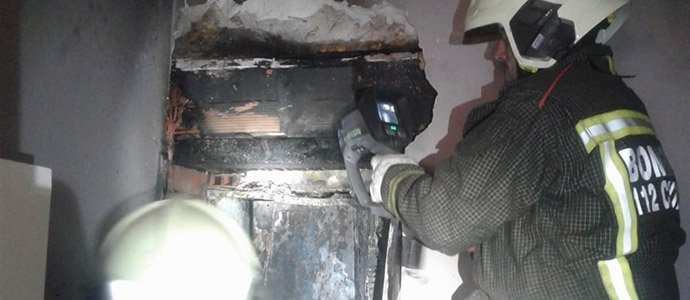 Los bomberos sofocan el incendio de la campana y el tubo de extraccin de humo del restaurante de Riao