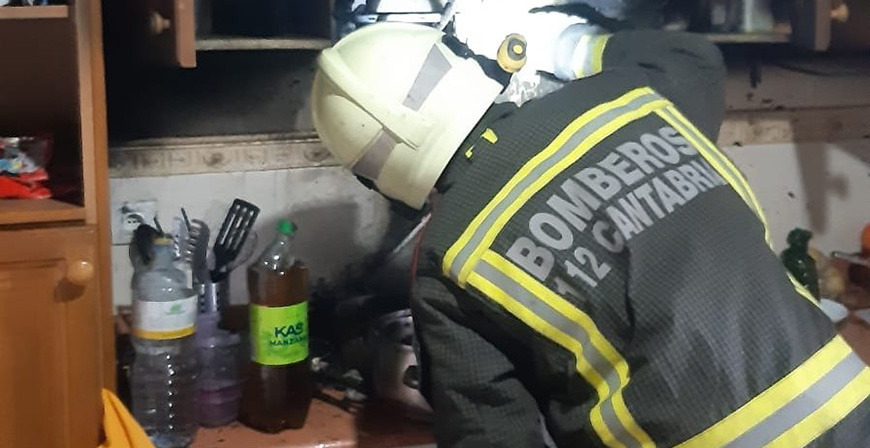 Los bomberos sofocan un incendio en la cocina de una vivienda de Horna de Ebro