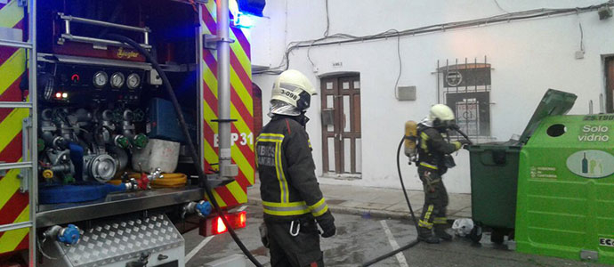 Los bomberos sofocan el incendio de un contenedor en Reinosa